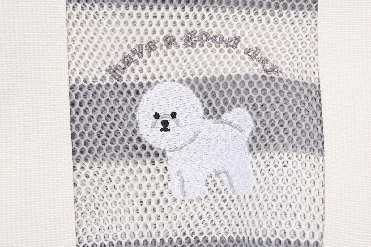 白と優しいグレーのボーダーメッシュにビションフリーゼの刺繍。犬の上には「have a good day」とグレーの刺繍、持ち手は黄色